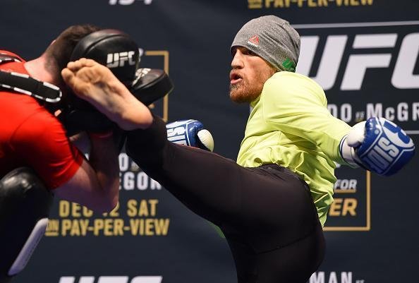 Imagens do treino aberto do UFC 194 - McGregor afia chutes na atividade
