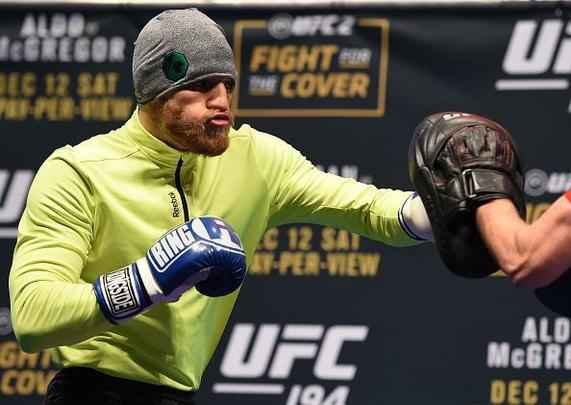 Imagens do treino aberto do UFC 194 - McGregor no trabalho de trocação