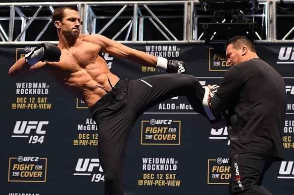 Imagens do treino aberto do UFC 194 - Luke Rockhold se destaca com chutes