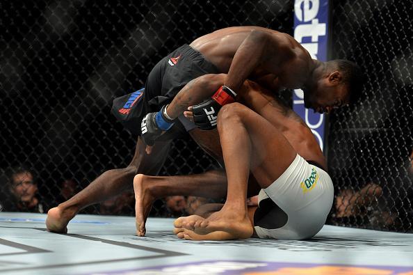 Aljamain Sterling venceu Johnny Eduardo com finalizao no segundo round