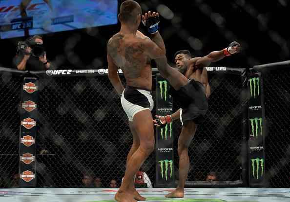 Aljamain Sterling venceu Johnny Eduardo com finalizao no segundo round