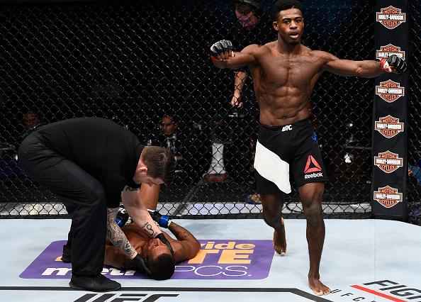 Aljamain Sterling venceu Johnny Eduardo com finalizao no segundo round
