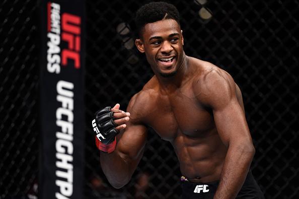 Aljamain Sterling venceu Johnny Eduardo com finalizao no segundo round