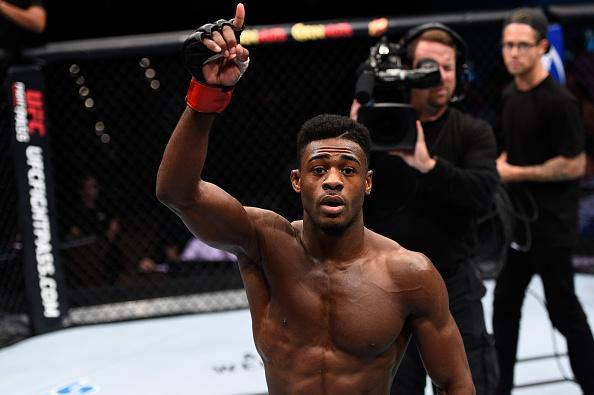Aljamain Sterling venceu Johnny Eduardo com finalizao no segundo round