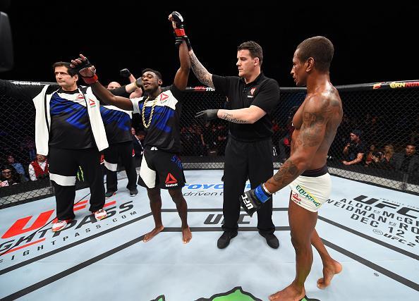 Aljamain Sterling venceu Johnny Eduardo com finalizao no segundo round