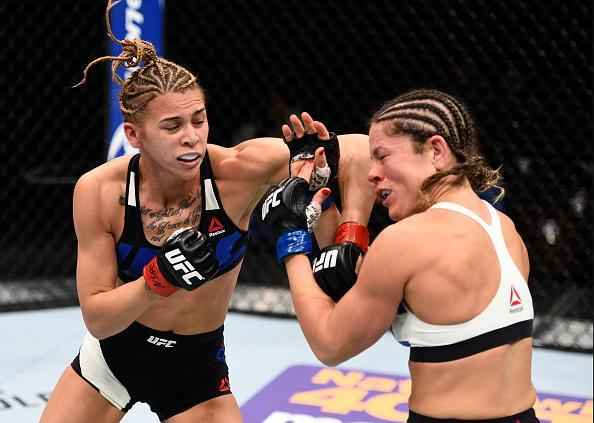 Kailin Curran (luvas vermelhas) venceu Emily Kagan por finalizao no segundo round