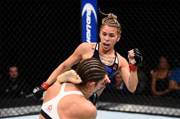 Kailin Curran (luvas vermelhas) venceu Emily Kagan por finalizao no segundo round