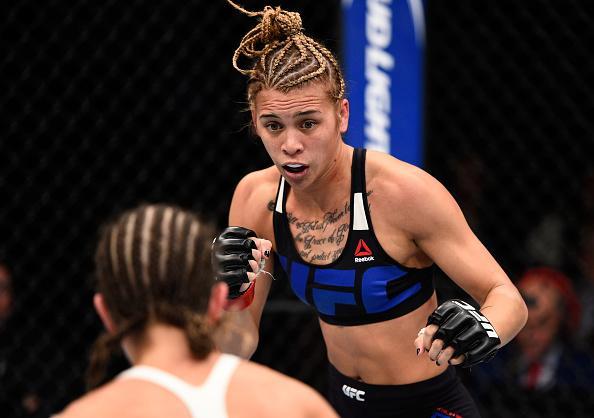 Kailin Curran (luvas vermelhas) venceu Emily Kagan por finalizao no segundo round