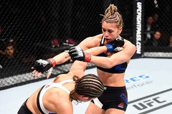 Kailin Curran (luvas vermelhas) venceu Emily Kagan por finalizao no segundo round