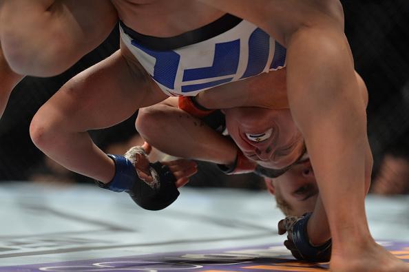 Kailin Curran (luvas vermelhas) venceu Emily Kagan por finalizao no segundo round