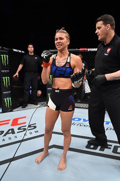 Kailin Curran (luvas vermelhas) venceu Emily Kagan por finalizao no segundo round