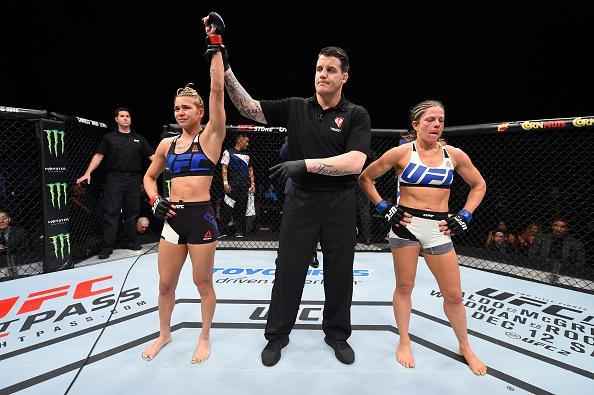 Kailin Curran (luvas vermelhas) venceu Emily Kagan por finalizao no segundo round