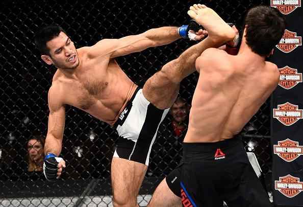 Zubaira Tukhugov (luvas vermelhas) venceu Phillipe Nover por deciso dividida