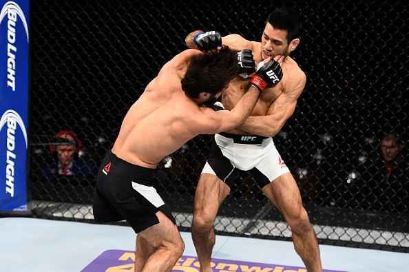 Zubaira Tukhugov (luvas vermelhas) venceu Phillipe Nover por deciso dividida