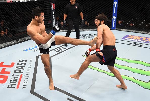 Zubaira Tukhugov (luvas vermelhas) venceu Phillipe Nover por deciso dividida