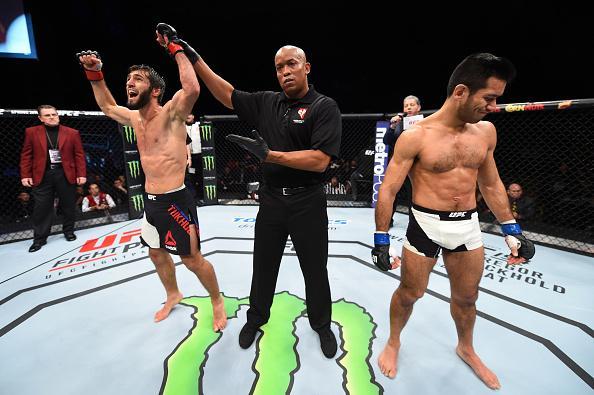 Zubaira Tukhugov (luvas vermelhas) venceu Phillipe Nover por deciso dividida