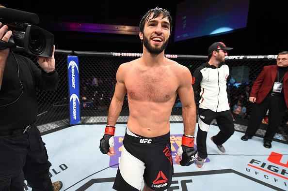 Zubaira Tukhugov (luvas vermelhas) venceu Phillipe Nover por deciso dividida