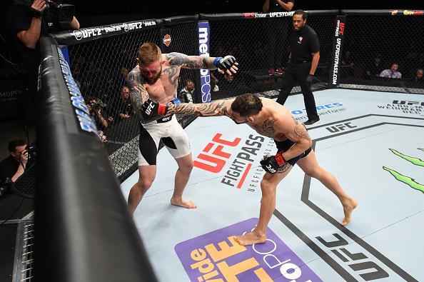 Santiago Ponzinibbio (luvas vermelhas) venceu Andreas Stahl por nocaute tcnico no primeiro round