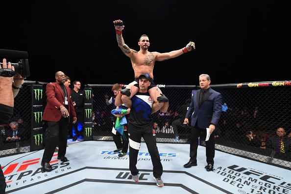 Santiago Ponzinibbio (luvas vermelhas) venceu Andreas Stahl por nocaute tcnico no primeiro round