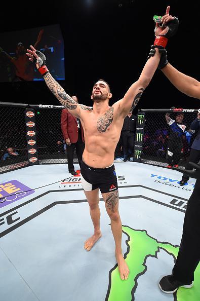 Santiago Ponzinibbio (luvas vermelhas) venceu Andreas Stahl por nocaute tcnico no primeiro round