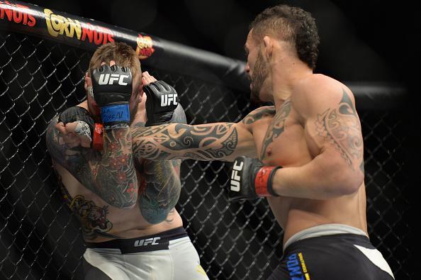 Santiago Ponzinibbio (luvas vermelhas) venceu Andreas Stahl por nocaute tcnico no primeiro round