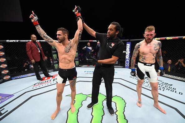Santiago Ponzinibbio (luvas vermelhas) venceu Andreas Stahl por nocaute tcnico no primeiro round