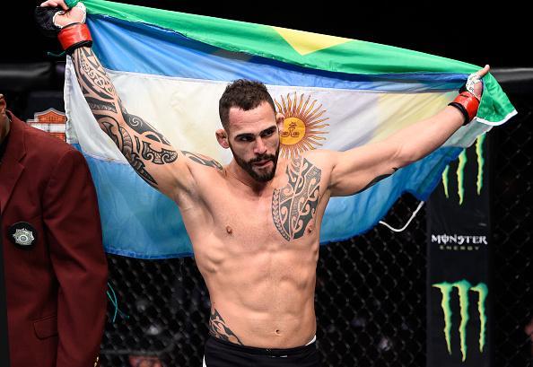 Santiago Ponzinibbio (luvas vermelhas) venceu Andreas Stahl por nocaute tcnico no primeiro round