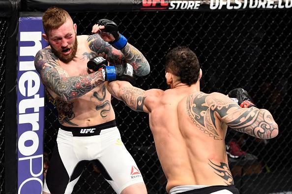 Santiago Ponzinibbio (luvas vermelhas) venceu Andreas Stahl por nocaute tcnico no primeiro round