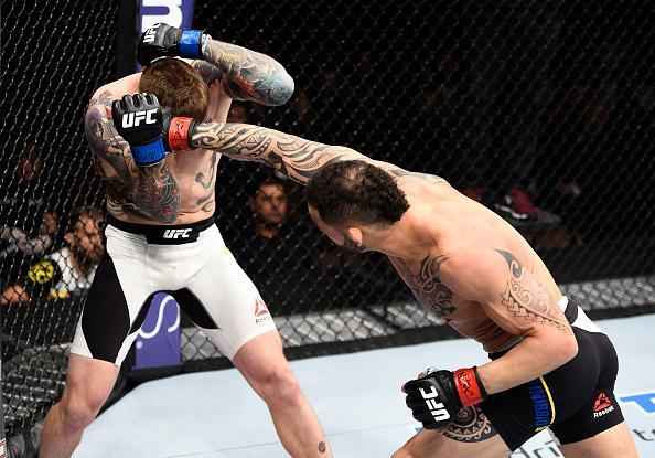 Santiago Ponzinibbio (luvas vermelhas) venceu Andreas Stahl por nocaute tcnico no primeiro round