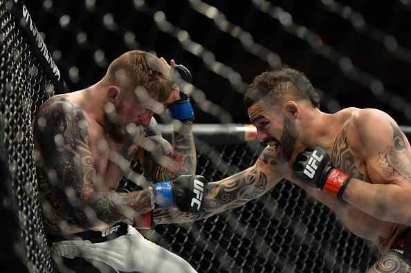 Santiago Ponzinibbio (luvas vermelhas) venceu Andreas Stahl por nocaute tcnico no primeiro round