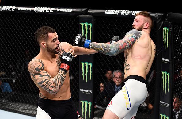 Santiago Ponzinibbio (luvas vermelhas) venceu Andreas Stahl por nocaute tcnico no primeiro round