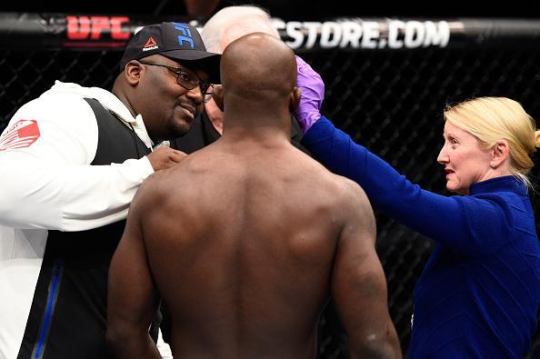 Antnio Cara de Sapato x Kevin Casey termina em No Contest aps dedo no olho aos 11 segundos