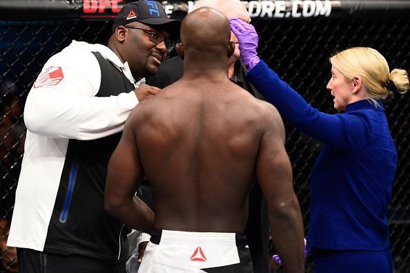 Antnio Cara de Sapato x Kevin Casey termina em No Contest aps dedo no olho aos 11 segundos