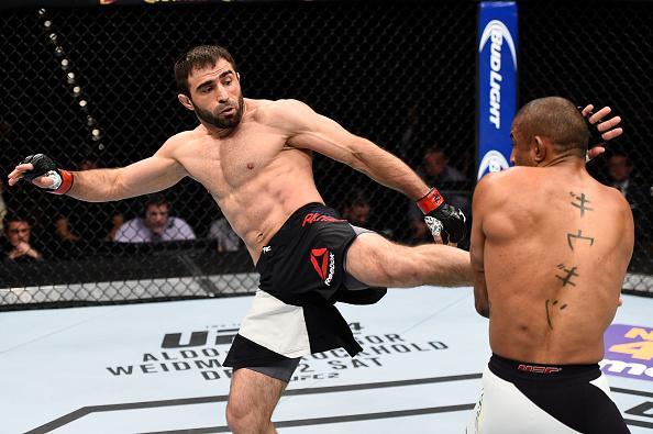 Serginho Moraes (luvas azuis) venceu Omari Akhmedov por nocaute no terceiro round