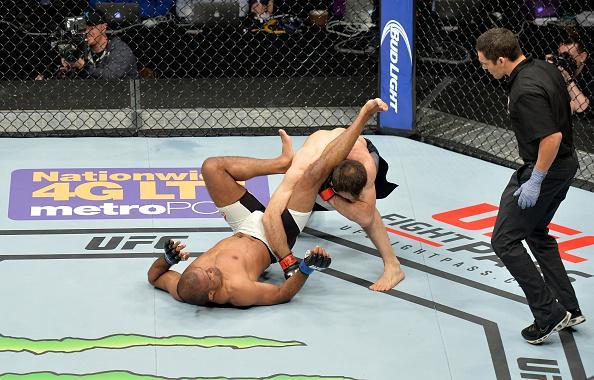 Serginho Moraes (luvas azuis) venceu Omari Akhmedov por nocaute no terceiro round