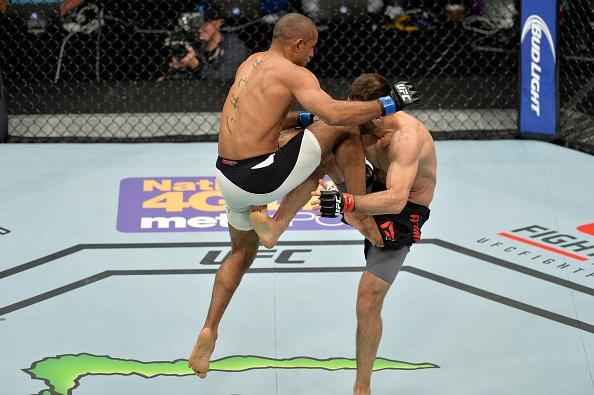 Serginho Moraes (luvas azuis) venceu Omari Akhmedov por nocaute no terceiro round