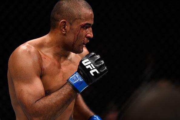 Serginho Moraes (luvas azuis) venceu Omari Akhmedov por nocaute no terceiro round