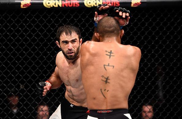Serginho Moraes (luvas azuis) venceu Omari Akhmedov por nocaute no terceiro round