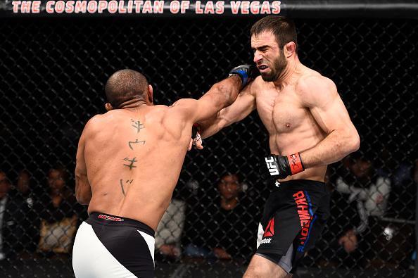 Serginho Moraes (luvas azuis) venceu Omari Akhmedov por nocaute no terceiro round