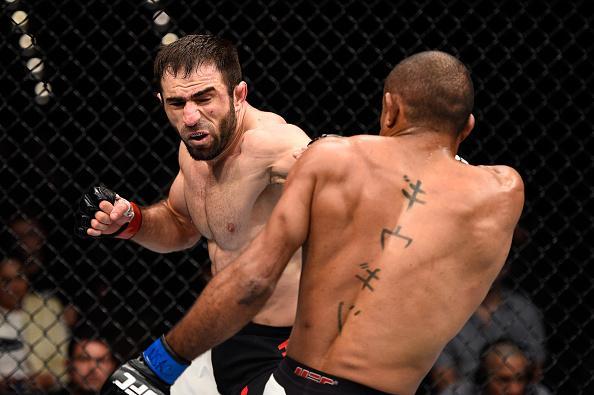 Serginho Moraes (luvas azuis) venceu Omari Akhmedov por nocaute no terceiro round