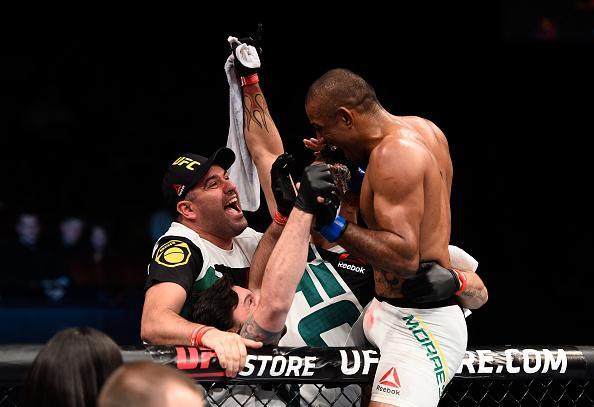 Serginho Moraes (luvas azuis) venceu Omari Akhmedov por nocaute no terceiro round