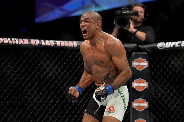 Serginho Moraes (luvas azuis) venceu Omari Akhmedov por nocaute no terceiro round