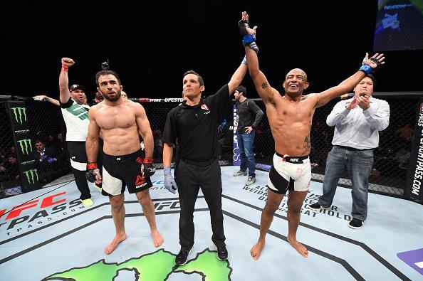 Serginho Moraes (luvas azuis) venceu Omari Akhmedov por nocaute no terceiro round
