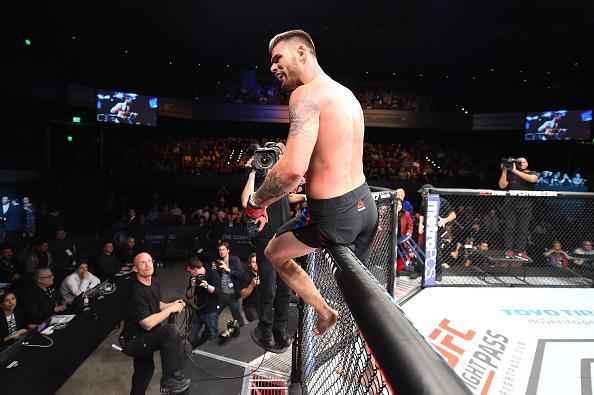 Tim Means (luvas vermelhas) venceu John Howard por nocaute no segundo round