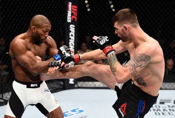 Tim Means (luvas vermelhas) venceu John Howard por nocaute no segundo round