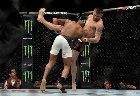 Tim Means (luvas vermelhas) venceu John Howard por nocaute no segundo round