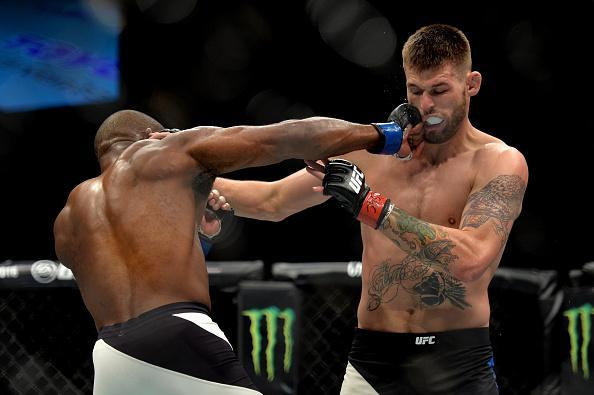 Tim Means (luvas vermelhas) venceu John Howard por nocaute no segundo round