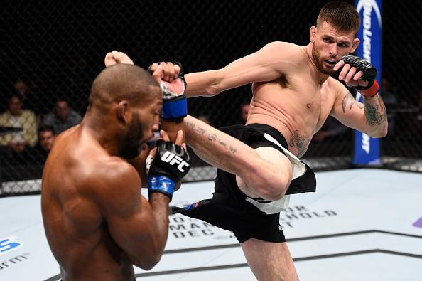 Tim Means (luvas vermelhas) venceu John Howard por nocaute no segundo round