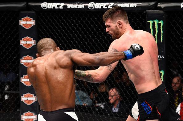 Tim Means (luvas vermelhas) venceu John Howard por nocaute no segundo round