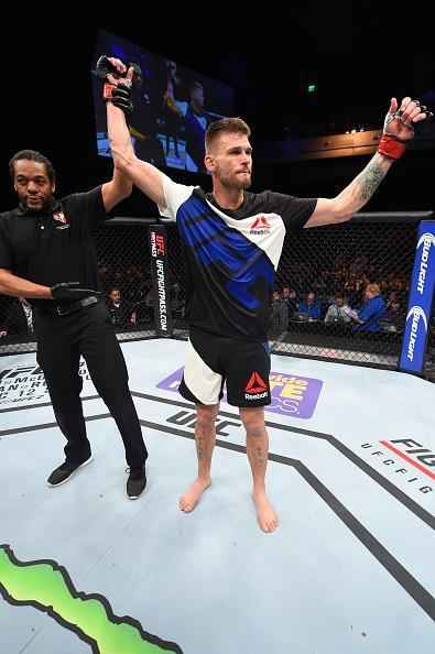 Tim Means (luvas vermelhas) venceu John Howard por nocaute no segundo round